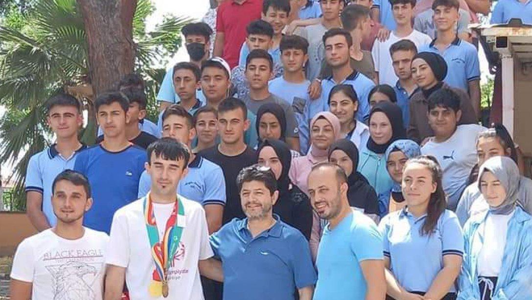 Avrupa Şampiyonumuzun Muzaffer Tuzcuoğlu Anadolu İmam Hatip Lisesi Ziyareti  