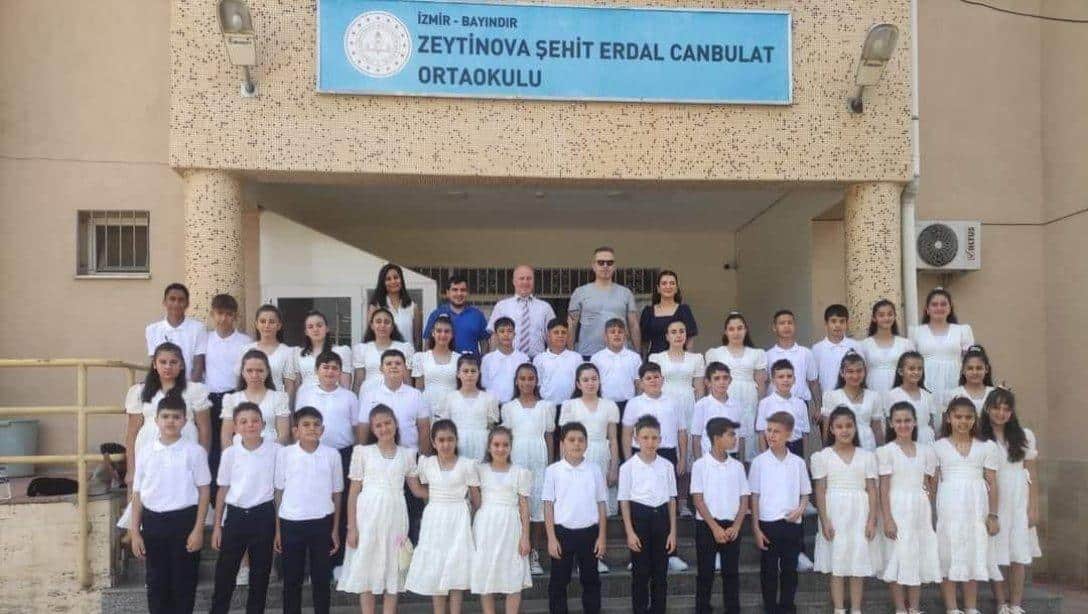 İzmir Uluslararası Çok Sesli Korolar Festivali Yarışmasında Sahne Performansı Alanında Başarı Ödülünü Kazanan Zeytinova Şehit Erdal Canbulat Ortaokulu Öğrencilerimiz