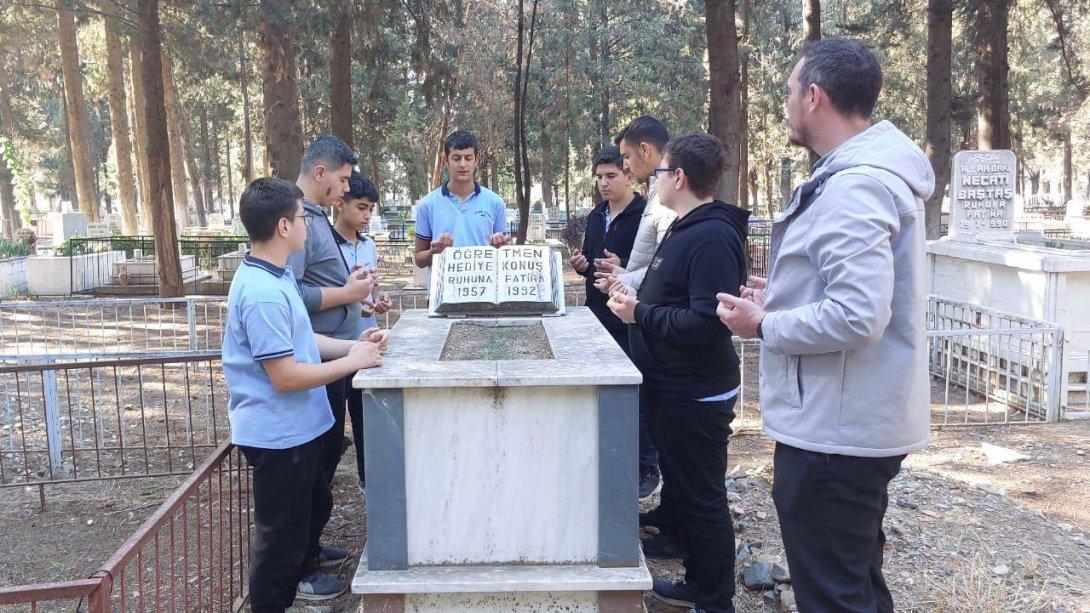 Cumhuriyetimizin 101. Yılı Etkinlikleri Kapsamında Ebediyete İntikal Eden Öğrencilerimizi ve Şehitlerimizi Mezarlıklarda Ziyaret